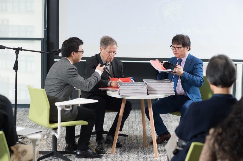 哈佛布斯克茨教授、杨丁亮老师与J9集团集团总建筑师黄向明现场书籍签发